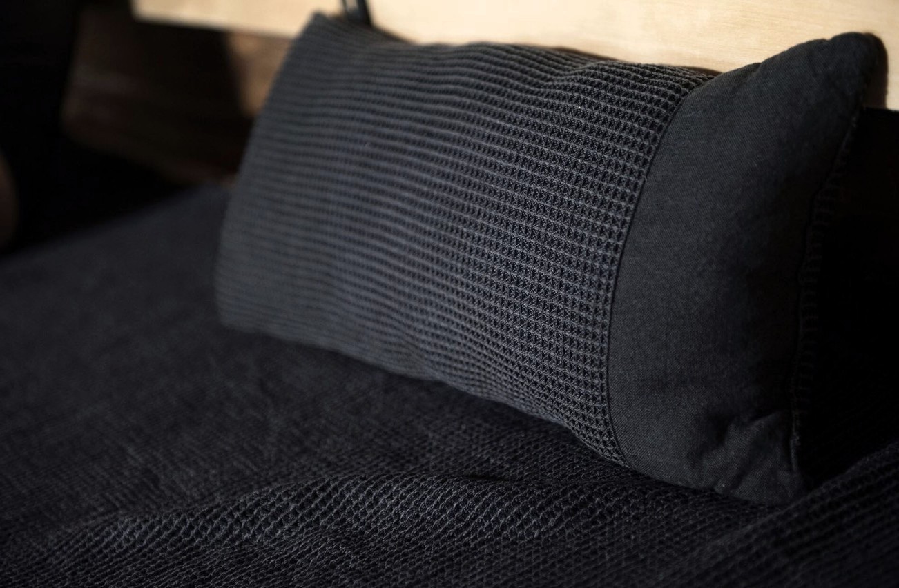 Moderne svart badstuepute i bomull og polyester